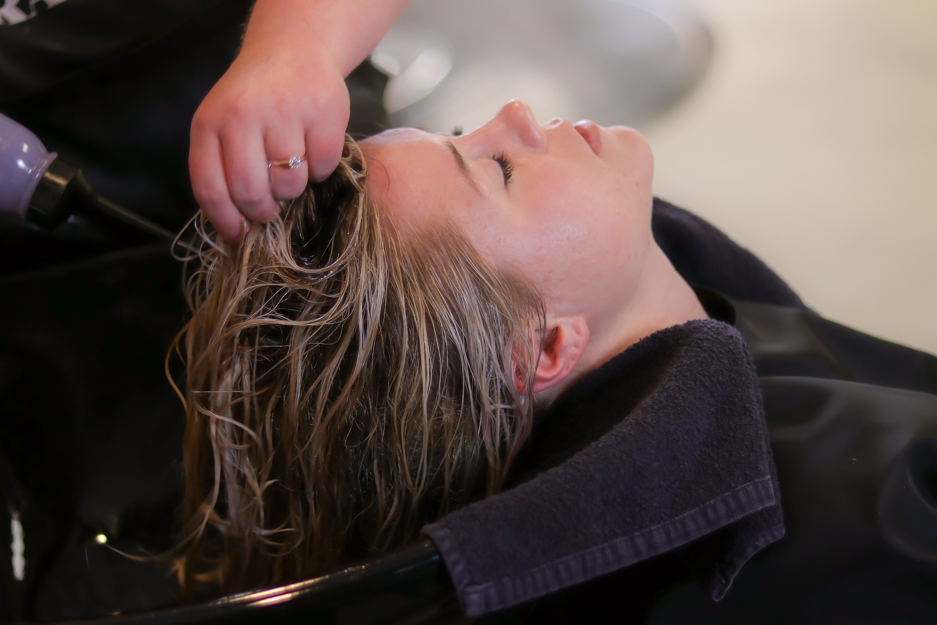 woman hair shampooing